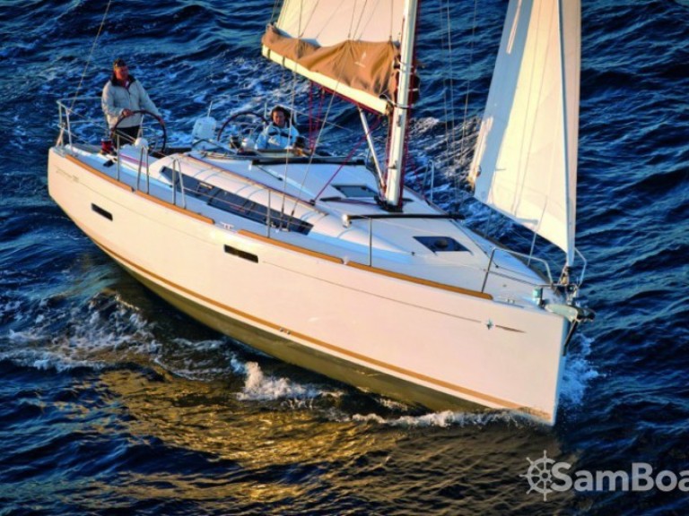 Boat rental Jeanneau Sun Odyssey 389 DL in Arzon on Samboat