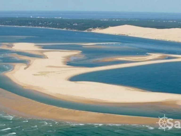 Motorboat for rent Le Canon at the best price