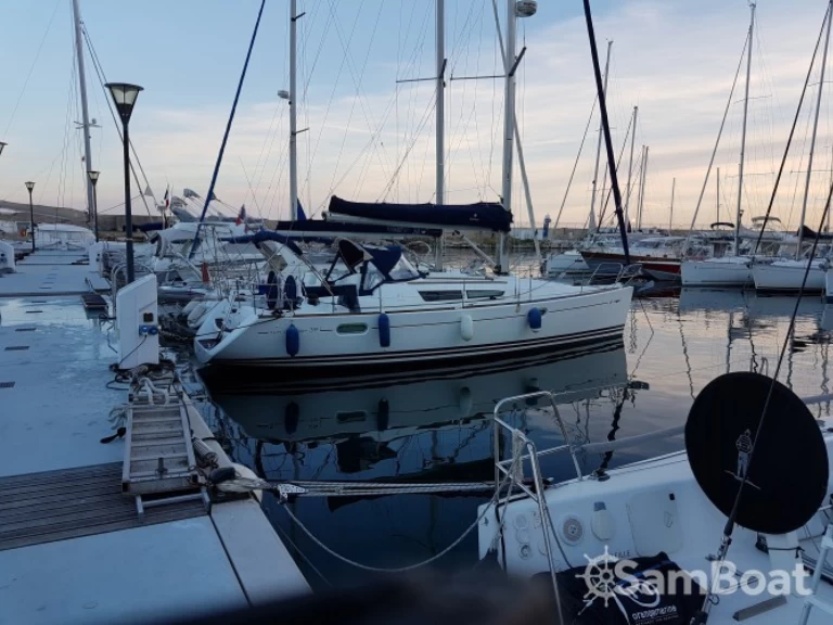 Bareboat Rental Sailboat Jeanneau with a boat licence