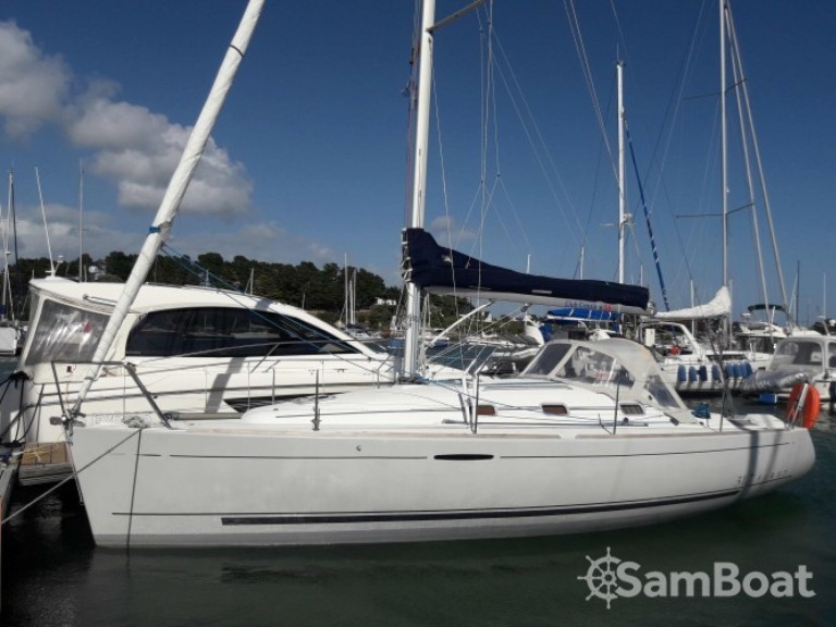 Yacht charter La Trinité-sur-Mer cheap First 31.7