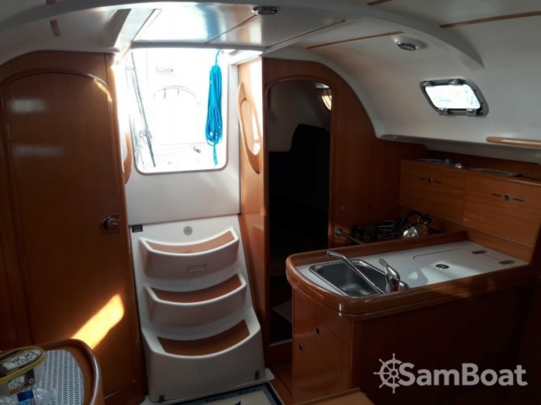 Boat rental Bénéteau First 31.7 in La Trinité-sur-Mer on Samboat