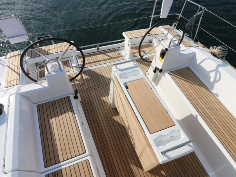 Yacht charter Sète cheap Oceanis 38.1