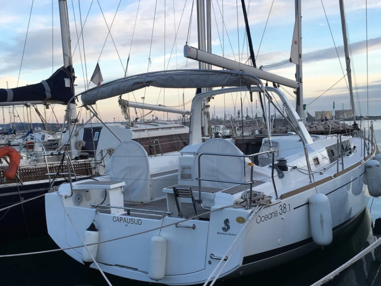 Sailboat rental in Sète - Bénéteau Oceanis 38.1