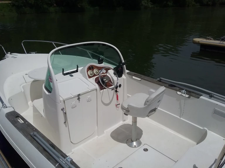 Rent a Quicksilver Quicksilver 630 Open Mâcon