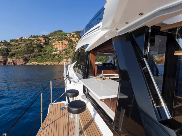 Boat rental Galeon Galeon 500 Fly in Cannes on Samboat