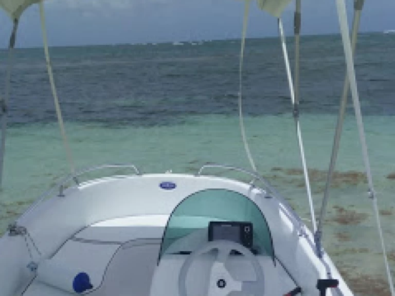 Bareboat Rental Motorboat Rigiflex with a boat licence