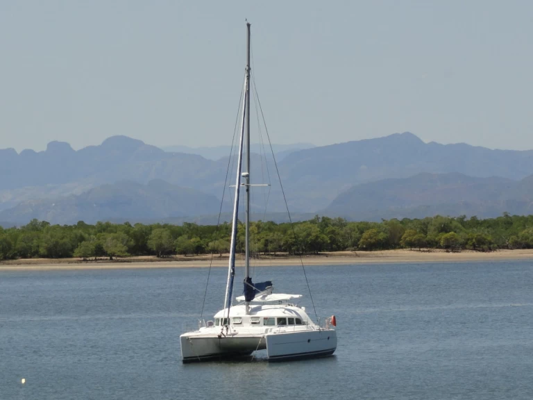 Catamaran rental in Hell-Ville - Lagoon Lagoon 380