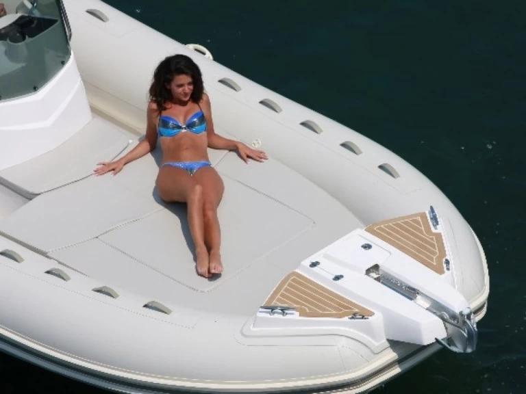 Rent a Capelli Tempest 700 Bandol