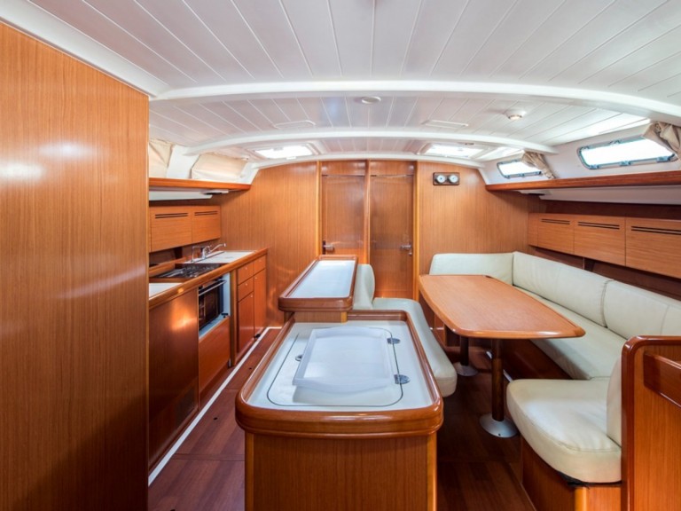 Sailboat for rent Lávrio at the best price