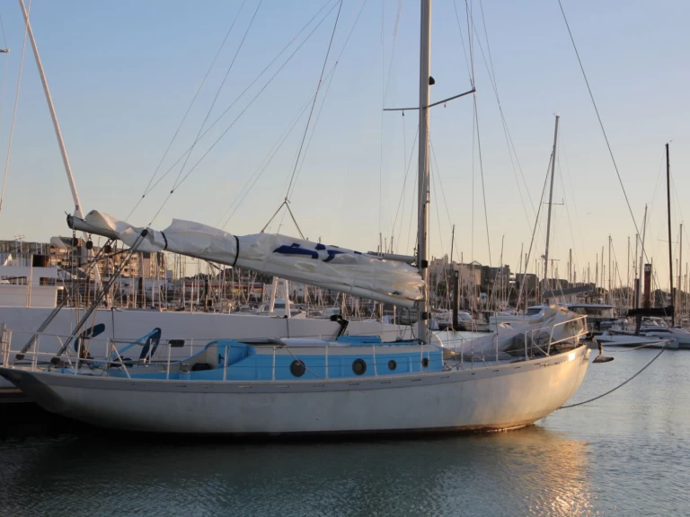 Sailboat for rent Arzon at the best price