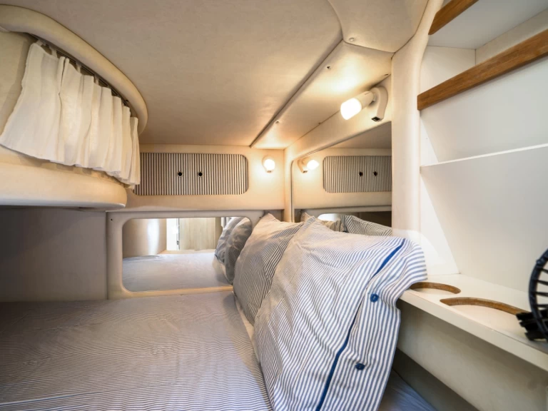 Bareboat Rental Motorboat Sea Ray with a boat licence