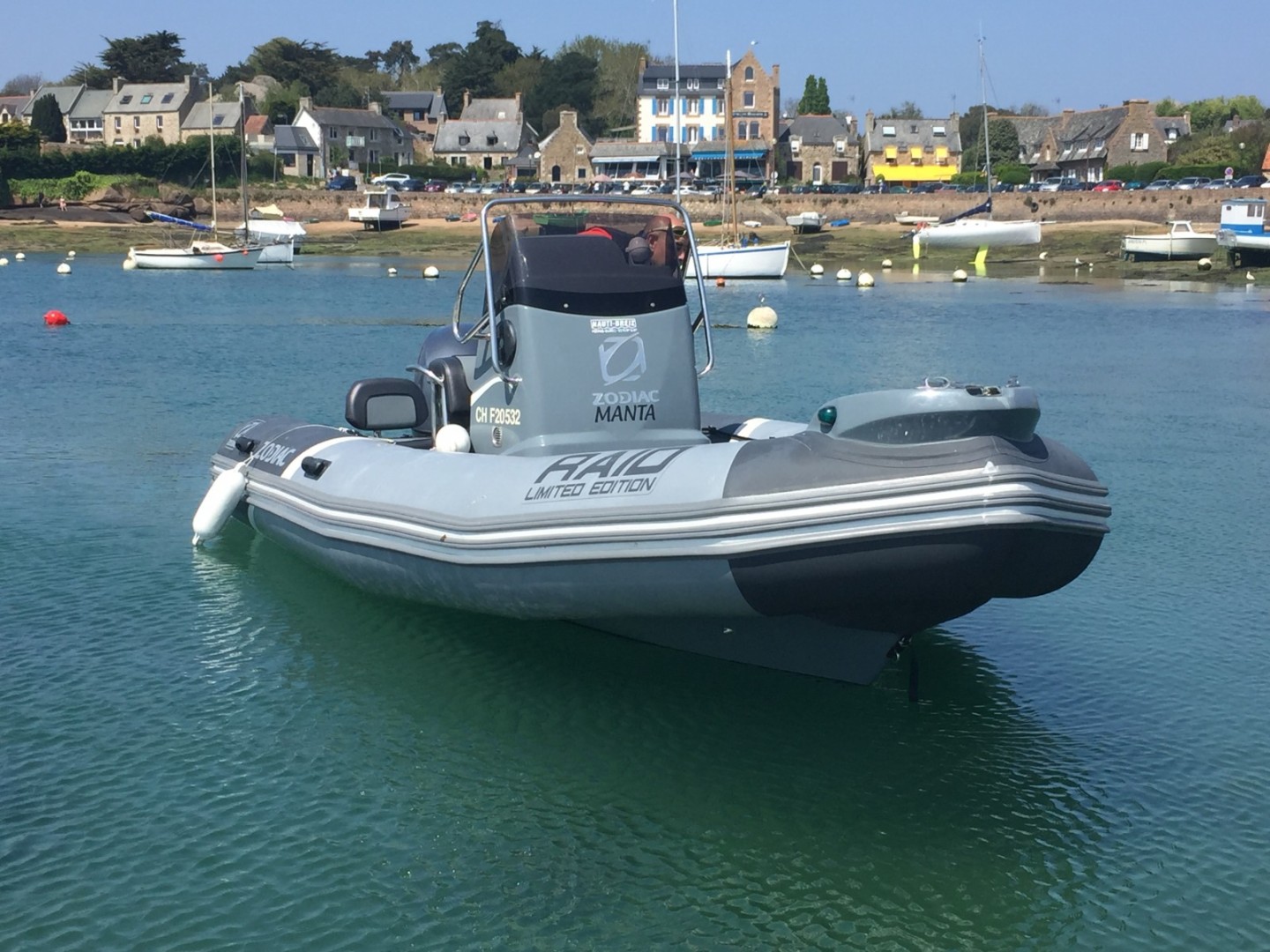 Rent a RIB Zodiac Pro Open 550 Raid Edition in Perros-Guirec