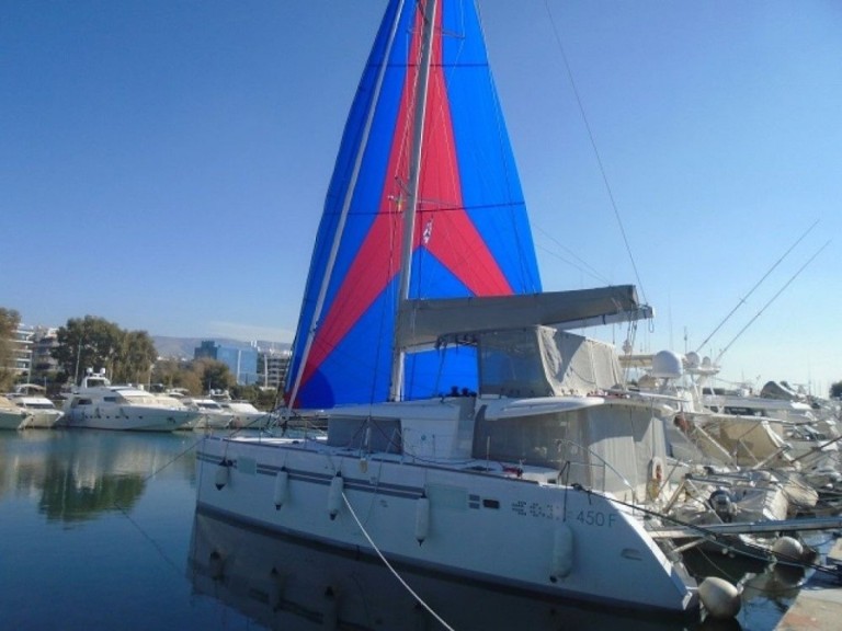 Boat rental Lagoon Lagoon 450 F in Alimos on Samboat