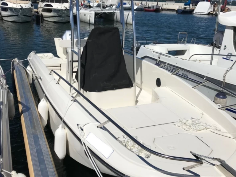 Bayliner CC7 charter bareboat or captained in  Vevey