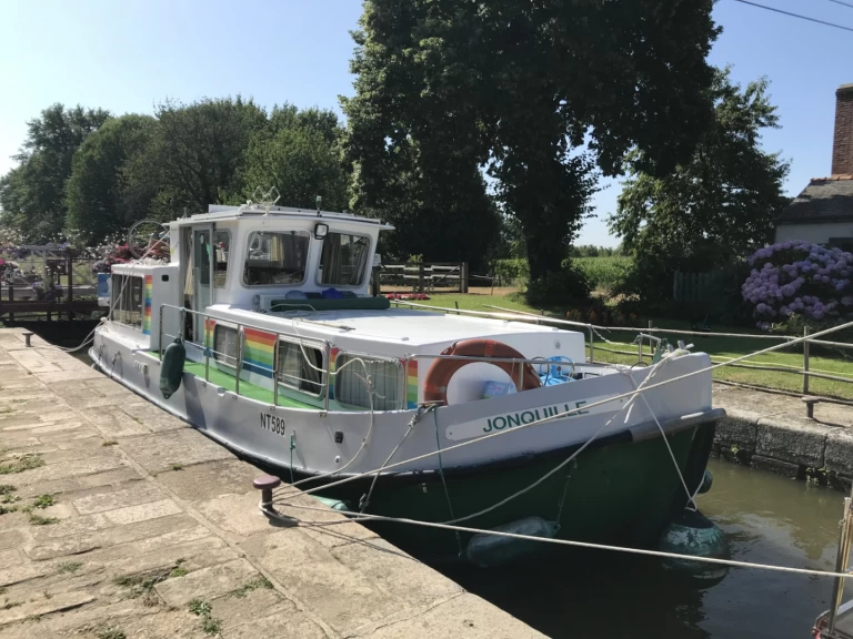 Houseboat rental with or without captain Locaboat La Vicomté-sur-Rance