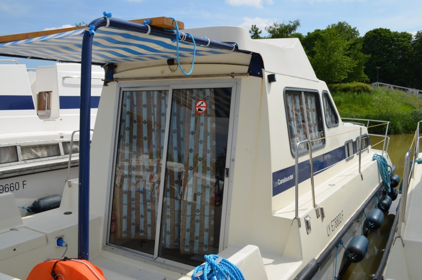 Where to rent a houseboat at christmas
