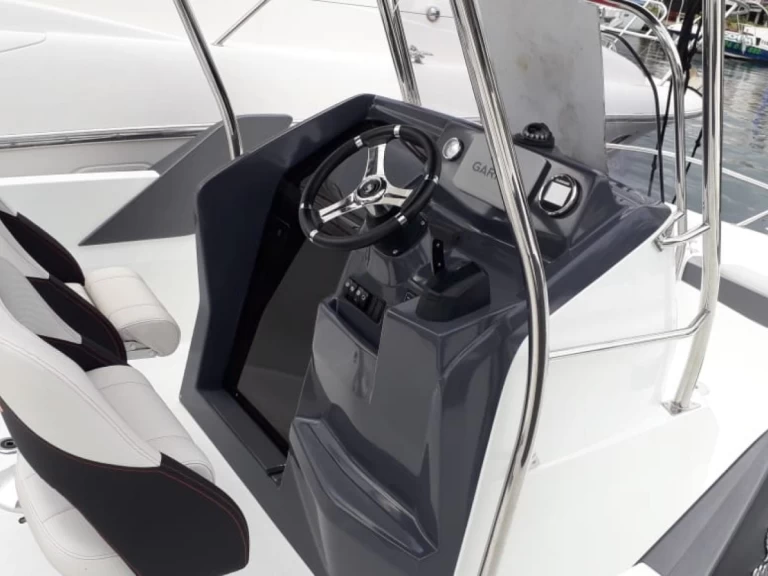 Rent a Bénéteau Flyer 6.6 SPACEdeck Les Trois-Îlets