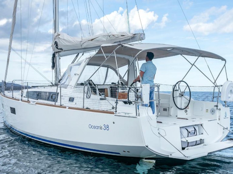 Bénéteau Oceanis 38 in Ayamonte on SamBoat