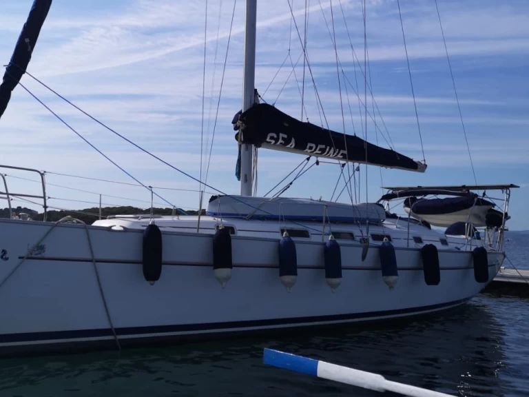Bénéteau Cyclades 434 in Six-Fours-les-Plages on SamBoat