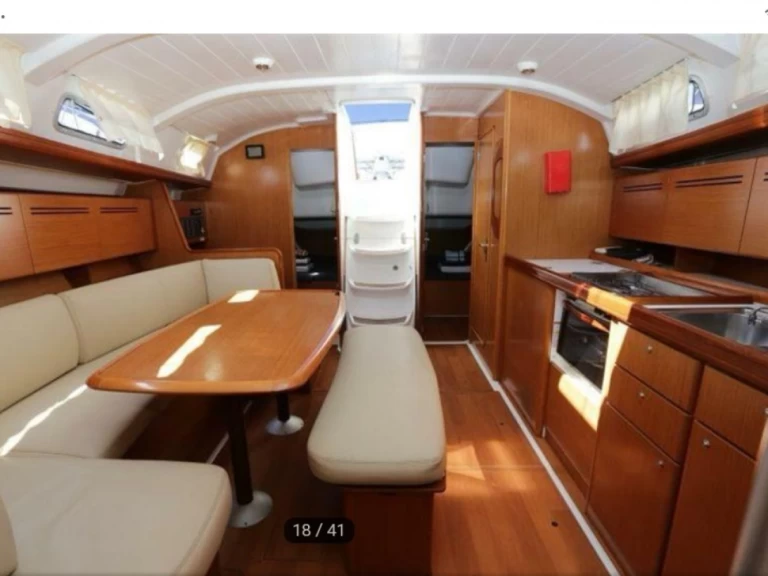 Sailboat rental in Six-Fours-les-Plages - Bénéteau Cyclades 434