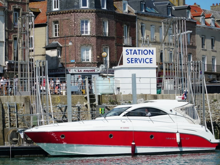 Bareboat Rental Motorboat Bénéteau with a boat licence