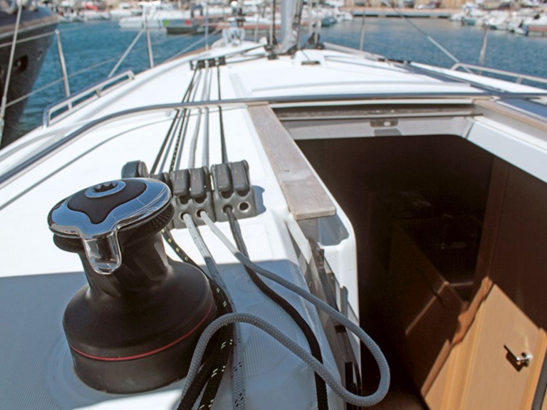 Boat rental Bénéteau Oceanis 38.1 in Barcelona on Samboat