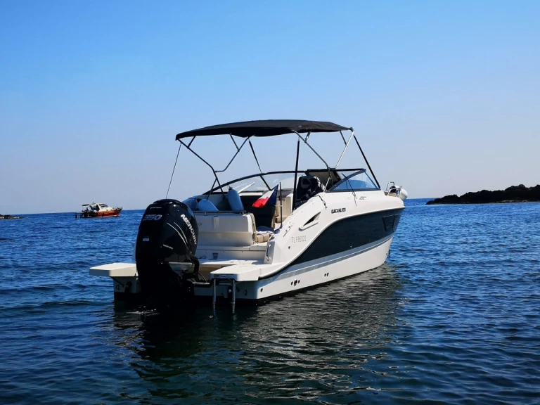 Boat rental Quicksylver Activ 805 Cruiser in Hyères on Samboat