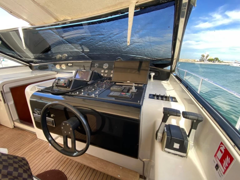 Rent a Arno Leopard Leopard 72 Sport Allyene