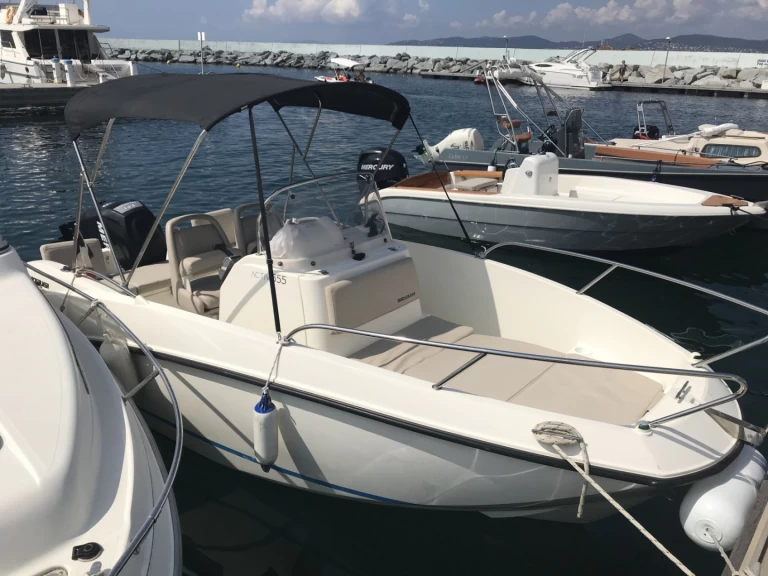 Rent a Quicksilver Activ 555 Open Fréjus