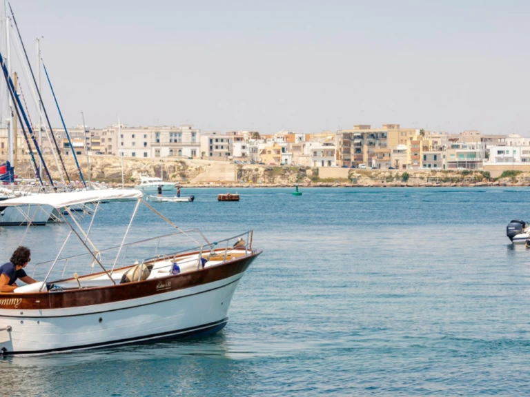 Bareboat Rental Motorboat Gozzo Latino with a boat licence
