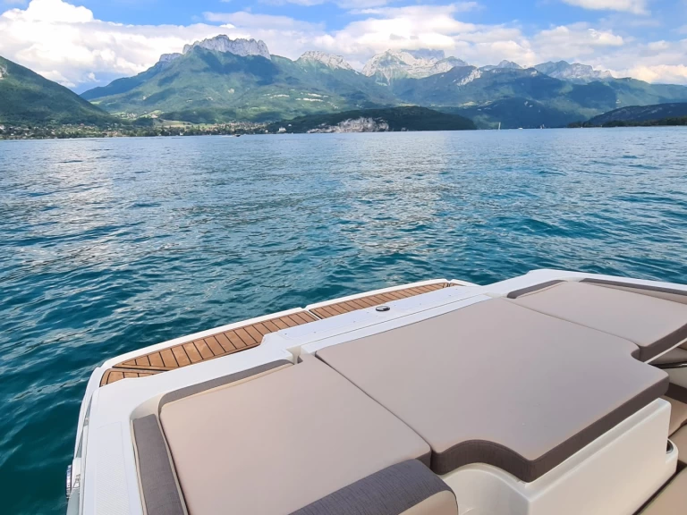 Bayliner VR4 in Annecy on SamBoat
