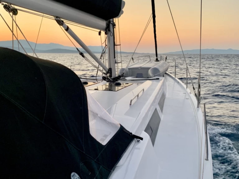 Sailboat for rent Nikiána at the best price