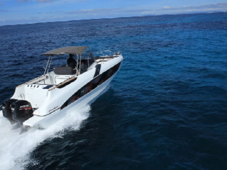 Yacht charter Lorient cheap Flyer 8.8 SPACEdeck