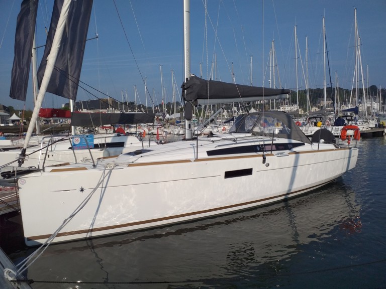 Boat rental Jeanneau SUN ODYSSEY 349 YEAR 2017 in La Trinité-sur-Mer on Samboat