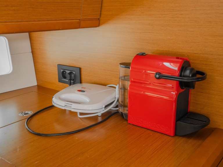 Sailboat for rent Alimos at the best price