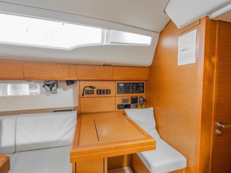 Rent a Jeanneau Jeanneau 54 Alimos