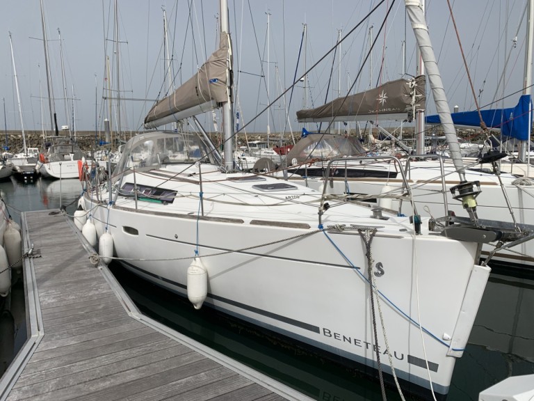 Boat rental Bénéteau Oceanis 34 in Port-Haliguen on Samboat