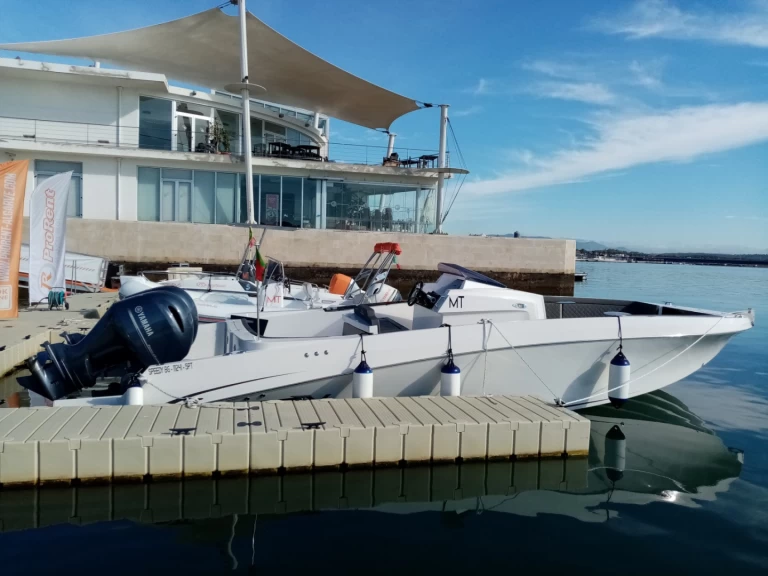 Boat rental Pacific Craft Pacific Craft 27 RX in Portimão on Samboat
