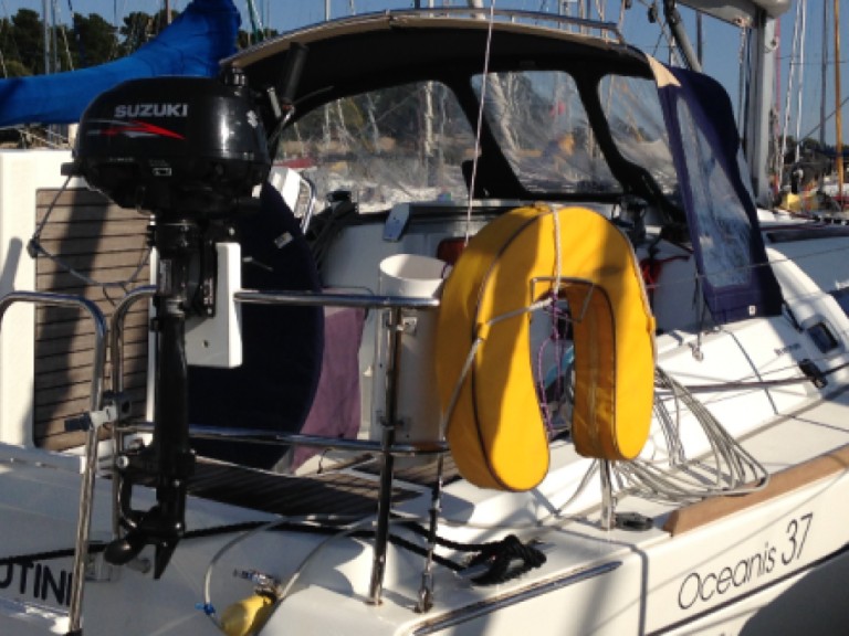 Boat rental Bénéteau Oceanis 37 in La Trinité-sur-Mer on Samboat