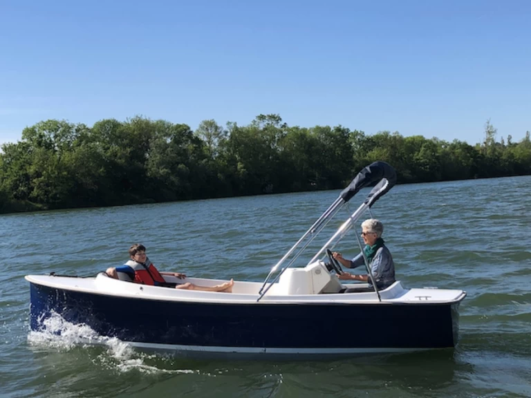 Motorboat for rent Mâcon at the best price