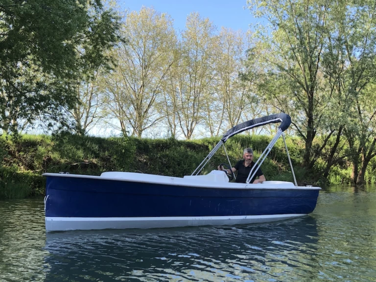 Yacht charter Mâcon cheap Scoop