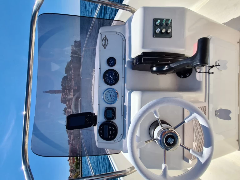 Motorboat rental in Rovinj - Sessa Marine Key Largo 17