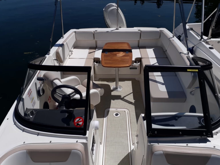Bayliner VR4OE in Chindrieux on SamBoat