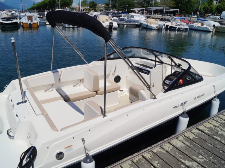 Bareboat Rental Motorboat Bayliner with a boat licence