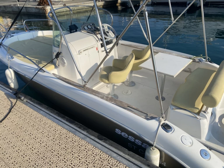 Motorboat for rent Fréjus at the best price