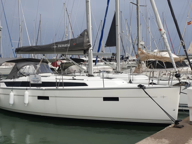 Sailboat rental in Getxo - Bavaria Cruiser 37