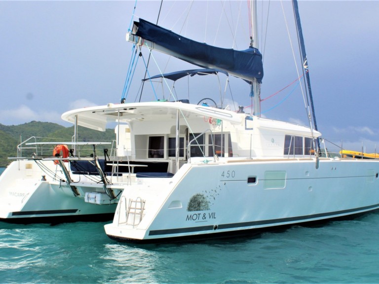 Bareboat Rental Catamaran Bénéteau with a boat licence