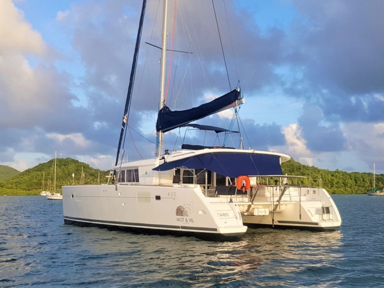 Bénéteau Lagoon 450 F in Le Marin on SamBoat