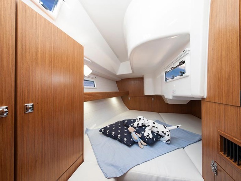 Sailboat rental in Lelystad - Bavaria Cruiser 33