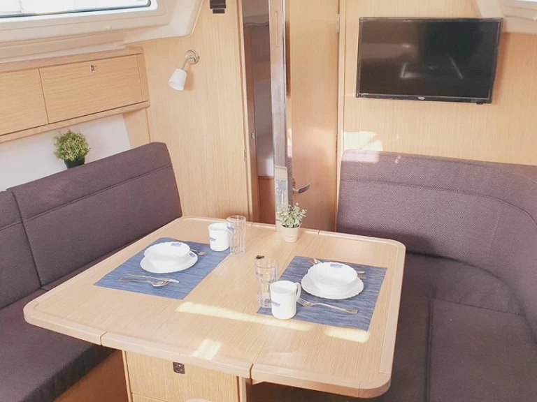 Rent a Bavaria Cruiser 34 Pula